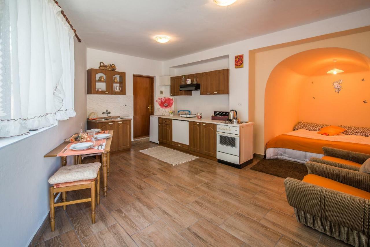 Apartmani Marija マリンスカ エクステリア 写真