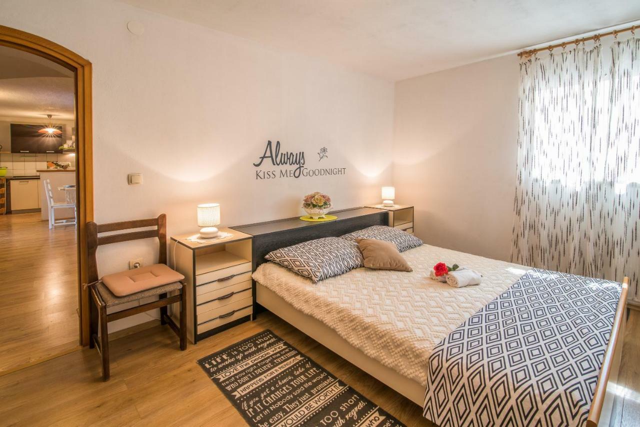 Apartmani Marija マリンスカ エクステリア 写真